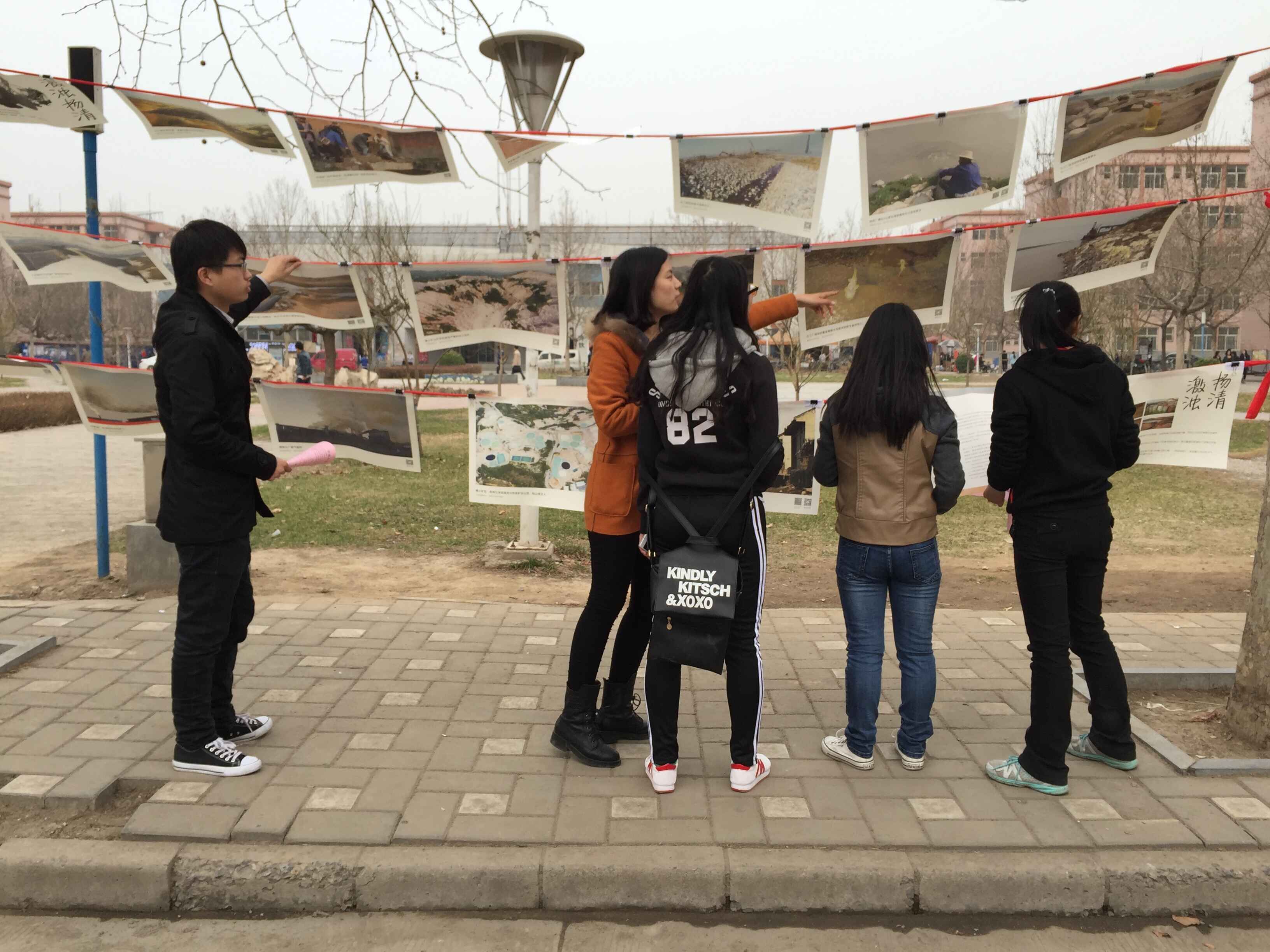 开云kaiyun登录入口研究生会成员为同学们讲解图片展.jpg 开云kaiyun登录入口研究生会成员为同学们讲解图片展.jpg